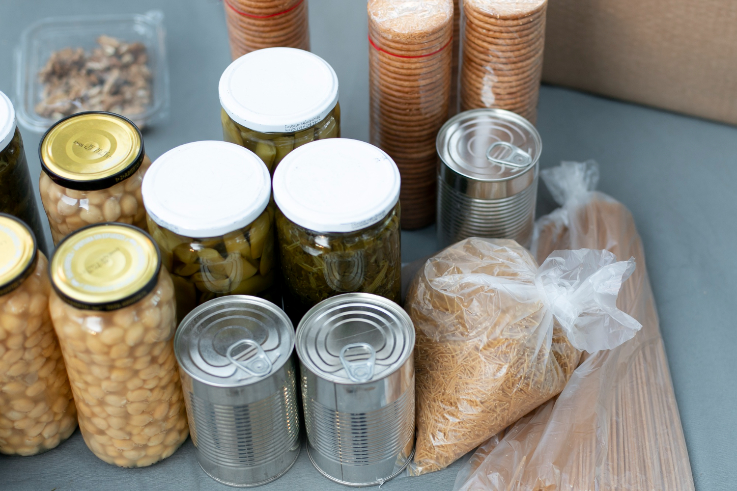 правильная упаковка и хранение продуктов в контейнерах на складе общепита