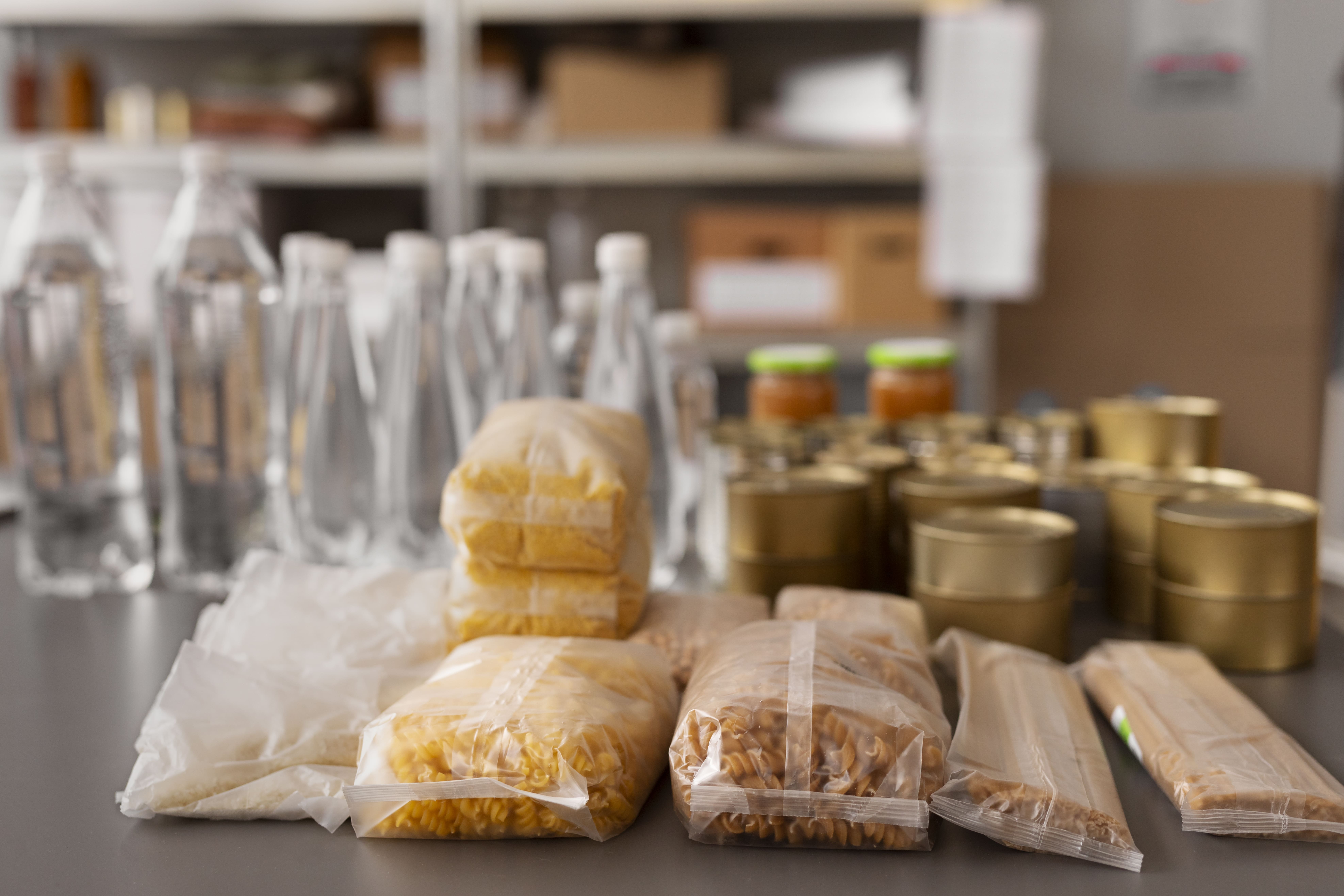 Хранение продуктов в общепите: правила, товарное соседство и маркировка