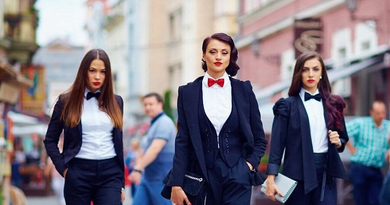 Все тип-топ – каблуки, макияж: как заставить сотрудников соблюдать дресс-код